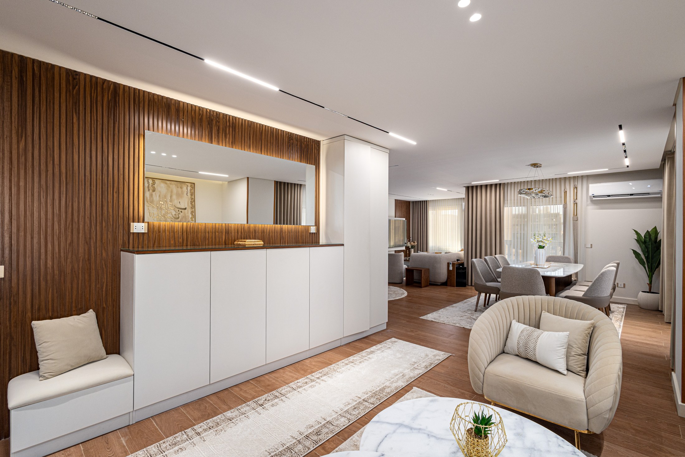 Canaria Apartment — entrance and joinery