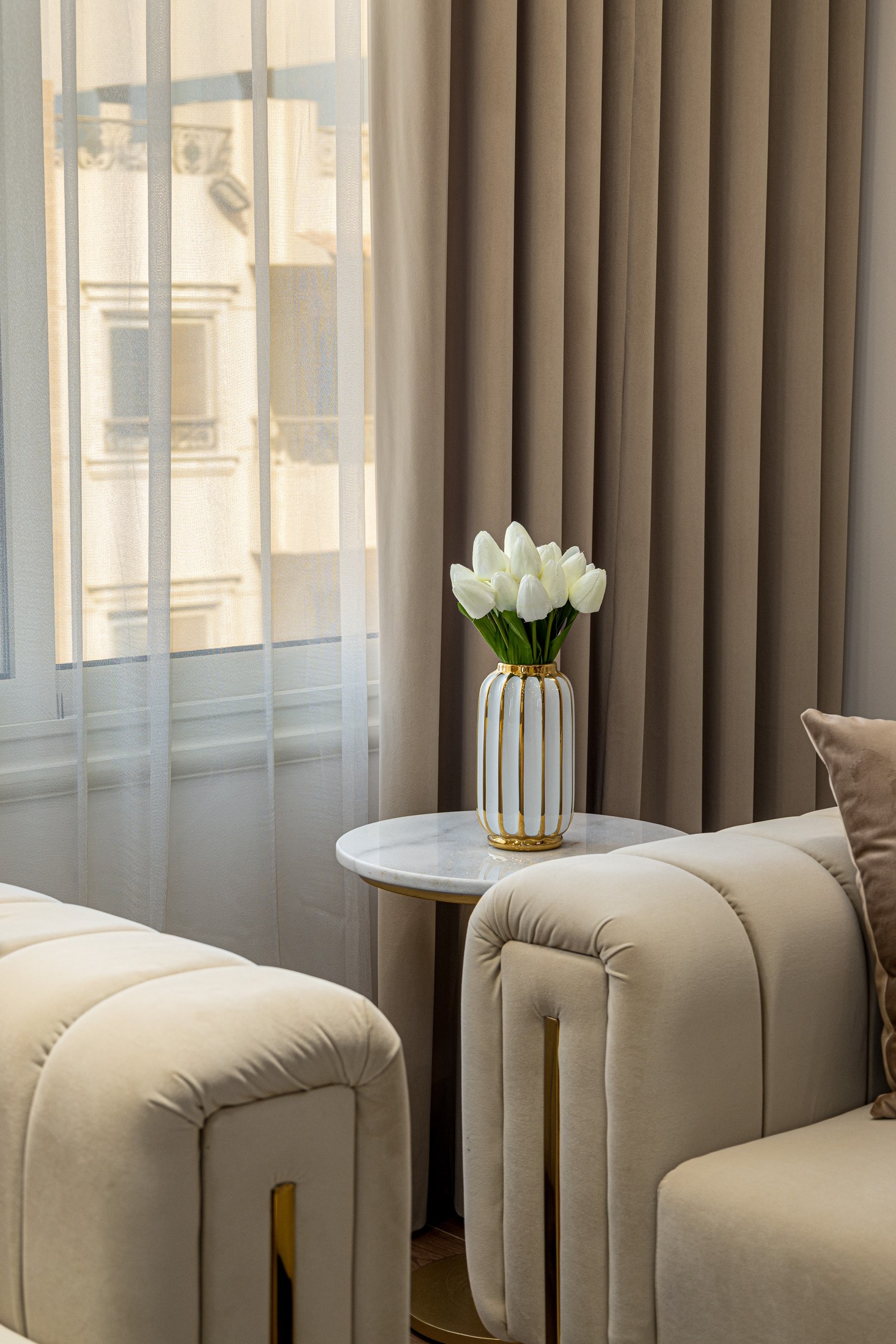 Canaria Apartment — window-side seating